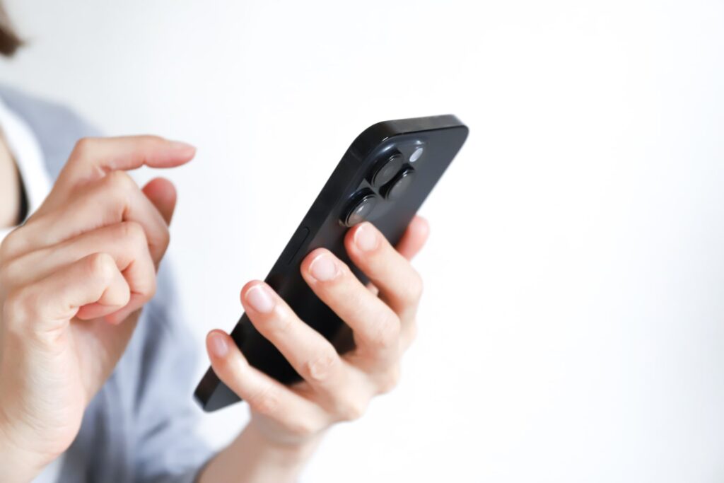 スマホを使う女性の手元の画像